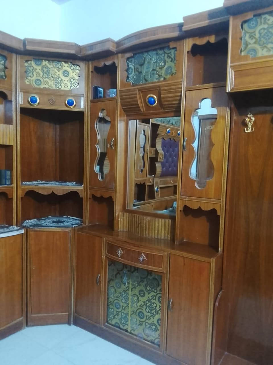 غرفة اخشاب للبيع مستعملة سنة واحدة نظيفة اخت الجديدة السعر ٩٠٠ الف وبيها مجال للاتصال ***********
