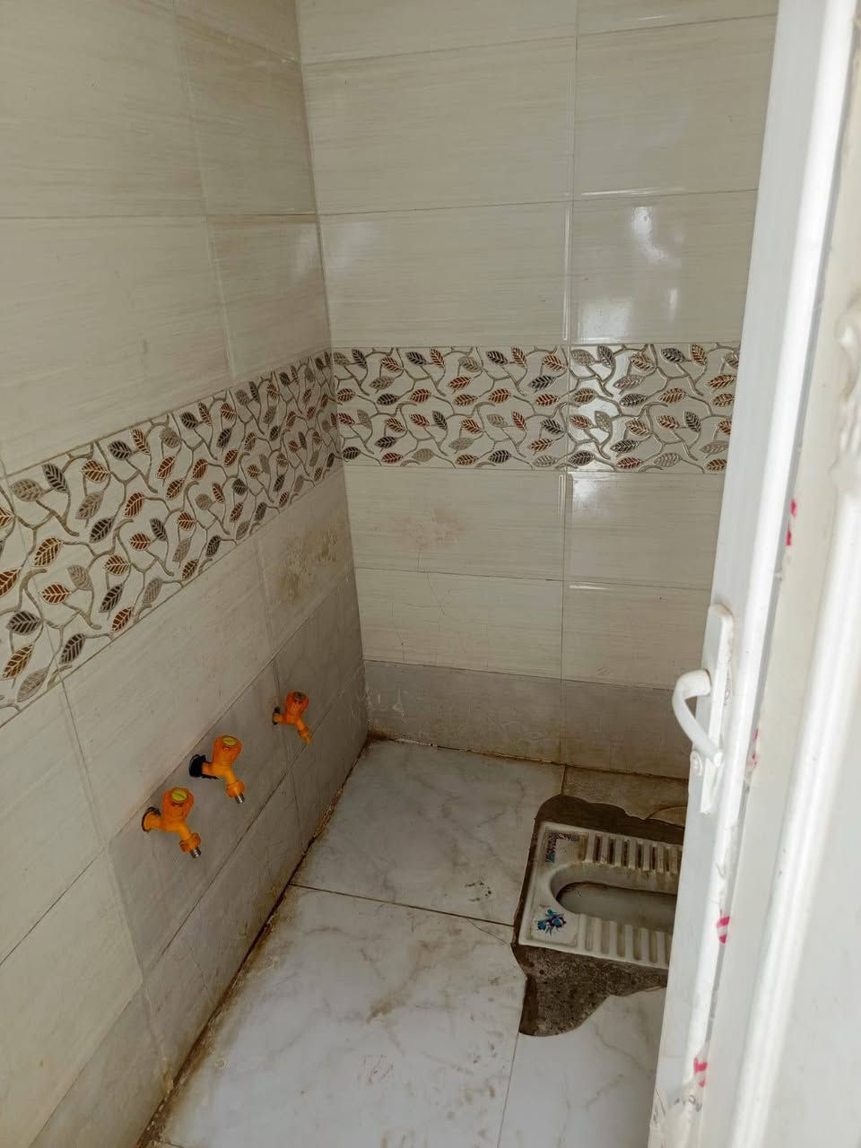 بيت الايجار غرفه وصاله ومطبخ وصحيات مساحه ٥٠ متر العنوان حي ميسان شارع زوار قديم زراعي 
سعر الايجار ١٥٠ الف قفل 🔐 ***********واتساب
