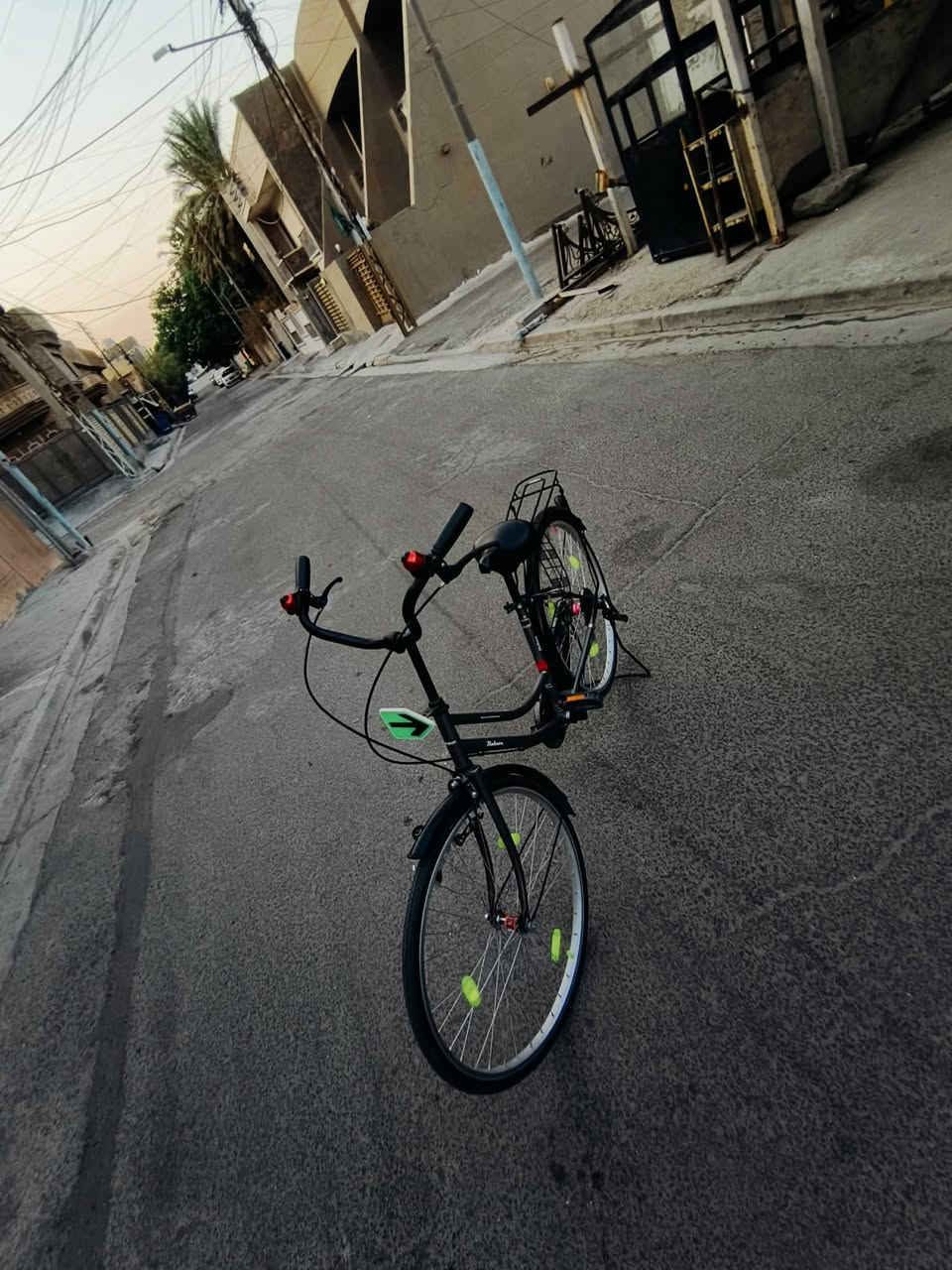 سلام عليكم اشلونكم حبايب إنشاءالله زينين عمي هذا البيسكل للبيع قبل شهر اشتريته واريد ابيعه السعر ميه وخمسطعش وبي مجال حك الجيه المكان البياع حي الرساله قرب شارع الضغط الرقم ***********
