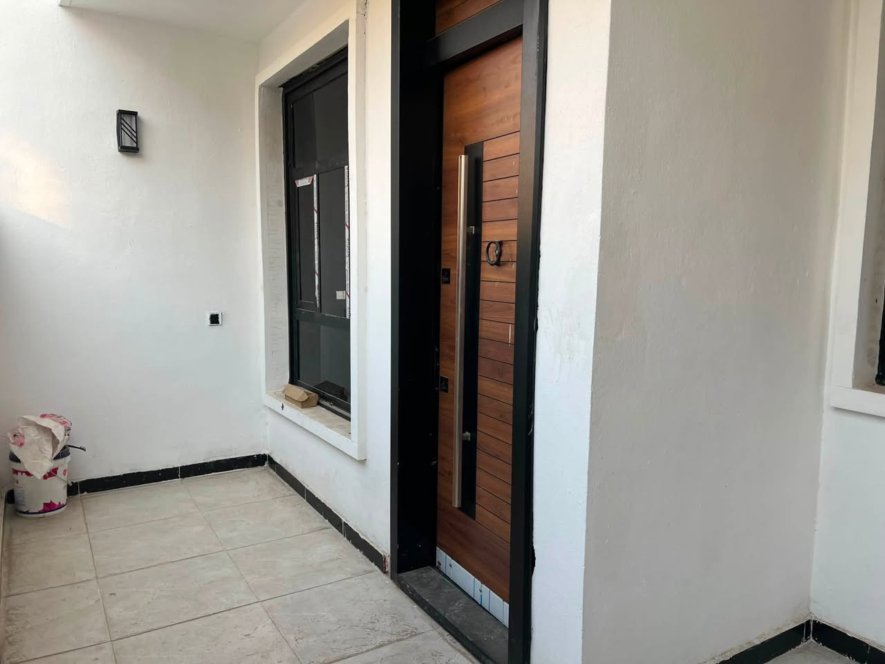 بيت للبيع 100 متر طابقين 3غرف نوم. بعده زيرو تسليم مباشر البوعيثه مجمع العيثاوي. شارع مفتوح شغل درجه اولى كل الغرف نظام سويت 
***********
***********
