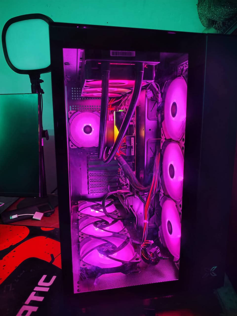 مكلف بالنشر💯
🔥 للبيع تجميعة PC Gaming / Workstation 🔥

المواصفات:

🧠 المعالج: AMD Ryzen 7 7800X3D

🛠️ المذربورد: MSI B650 Gaming WiFi

❄️ التبريد: Thermaltake 360mm Liquid Cooler

💾 الرام: 32GB DDR5 XPG LANCER RGB (ROG Certified)

⚡ التخزين:

Samsung 990 M.2 NVMe SSD – 1TB

Samsung SSD – 1TB

HDD – 1TB

🔌 مزود الطاقة: 650W

🖥️ الكيس: XIGMATEK AQUARIUS PRO

❌ بدون كرت شاشة

✅ الجهاز نظيف جداً والاستخدام خفيف. ✅ جميع القطع تعمل بكفاءة عالية، وجاهز للفحص والتجربة. ✅ تجميعة قوية جداً، مناسبة للألعاب والمونتاج والأعمال الثقيلة، وبمجرد إضافة كرت شاشة تكون جاهزة لأقوى الألعاب.

رايدها مليون ونص 💯

*********** واتساب صاحب الكيس💯
