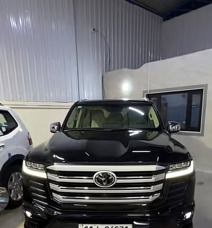 السلام عليكم لاندكروز Vx موديل 24بريم سياره جديده ماشيه 6000 فقط مغلفه جديده جدا رقم بغداد صيانه بشركه ساز ***********

