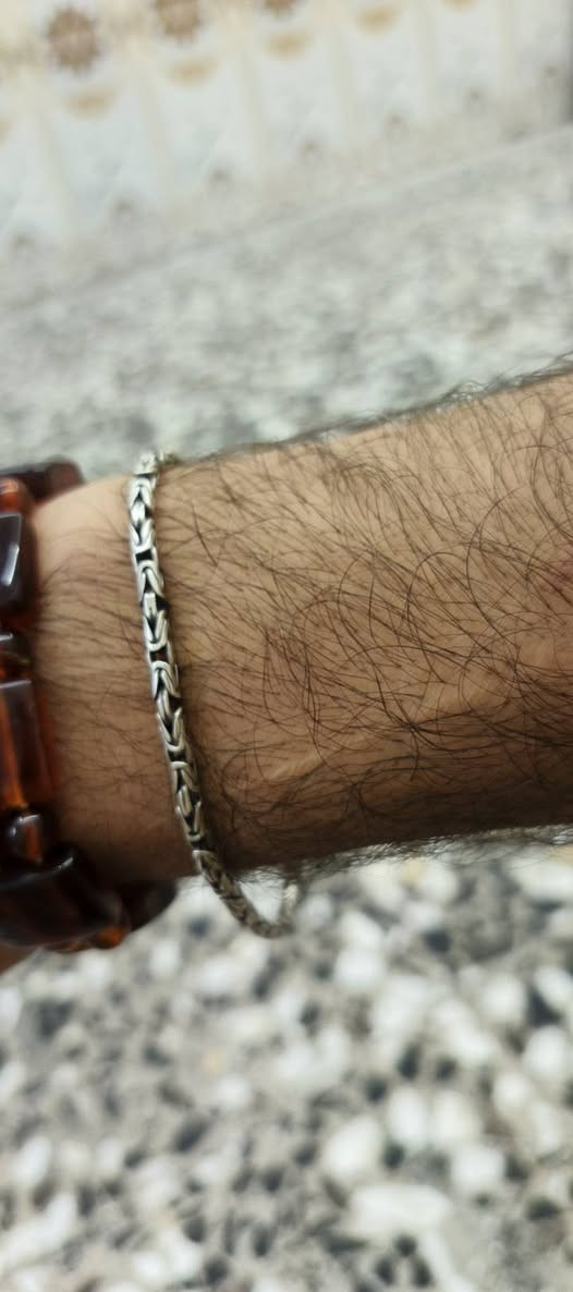 سلام عليكم سوارات ثنين فرعوني وزنهن ٢٣ونص غرام قفلهن ٧٠مكاني بغداد ام الكبر والغزلان ***********
