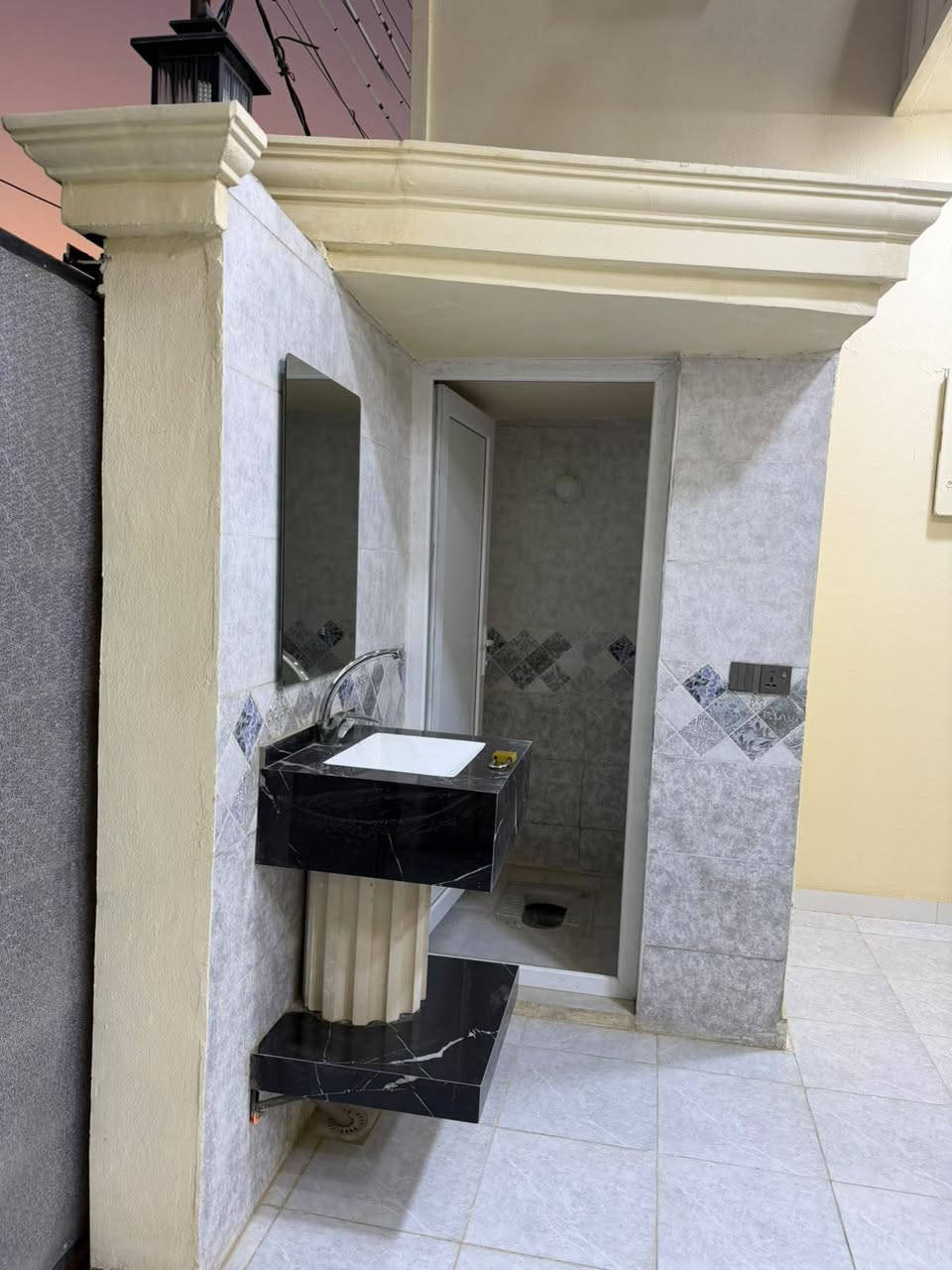 بسم الله 🏡.. دار للبيع . مساحه ١٢٠ متر📄  سند 25 ملك 📃صرف.  /قاطين.. يحتوي ع استقبال ومطبخ وصاله وغرفة نوم وصحيات داخليه و خارجيه //القاط الثاني غرفتين وصاله🏠 وصحيات . بعده جديد العنوان🏠 دور الزراعه الثانيه مجاور مكتب الريان . السعر 117 وبي مجال .. للاستفسار الاتصال ☎️***********☎️
