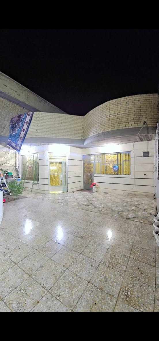 بيت مساحه 330متر على الشارع العام 
 خدمات كامله  محلات عدد 2
مكان الدار حي طارق القديم  بعد الصيطره الثانيه مجاور أفران الأصدقاء خدمات كامله  استقبال 9×4 
مطبخ بارد  5×5 +مطبخ حار 3 ×250
عدد الغرف 2 قياس الغرفه  7×4  غرف عدد2 قياس 6×4  صاله 7×5منور 7×2   البيت صب مسلح البيت جاهز سطح مطبك شتايكر
 سعر 215و بيه مجال
استفسار على الرقم ***********
