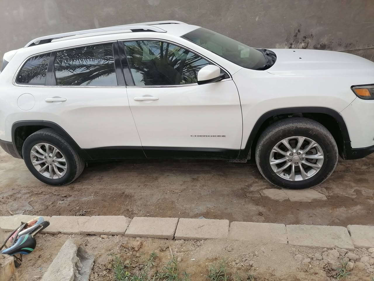 السلام عليكم جيب شيروكي لاتيتيود مديل ١٩ مكينه ٦ سلندر سياره رقمها نجف بأسمي مشروع وطني السياره حادثها كدامك لا دكلي شنو بيها مكينه كير حداده تخم تايره كلها شرط السياره نقص برغي مابيها على ايدي وخير من الله ما اذكر السعر بسبب بعض الناس تعبانه الي لاذمه ولا ضمير يكسرون بحلال العالم اكثر استفسار اتصل على رقم *********** بي واتساب 
مكان السياره البصره التنومه
