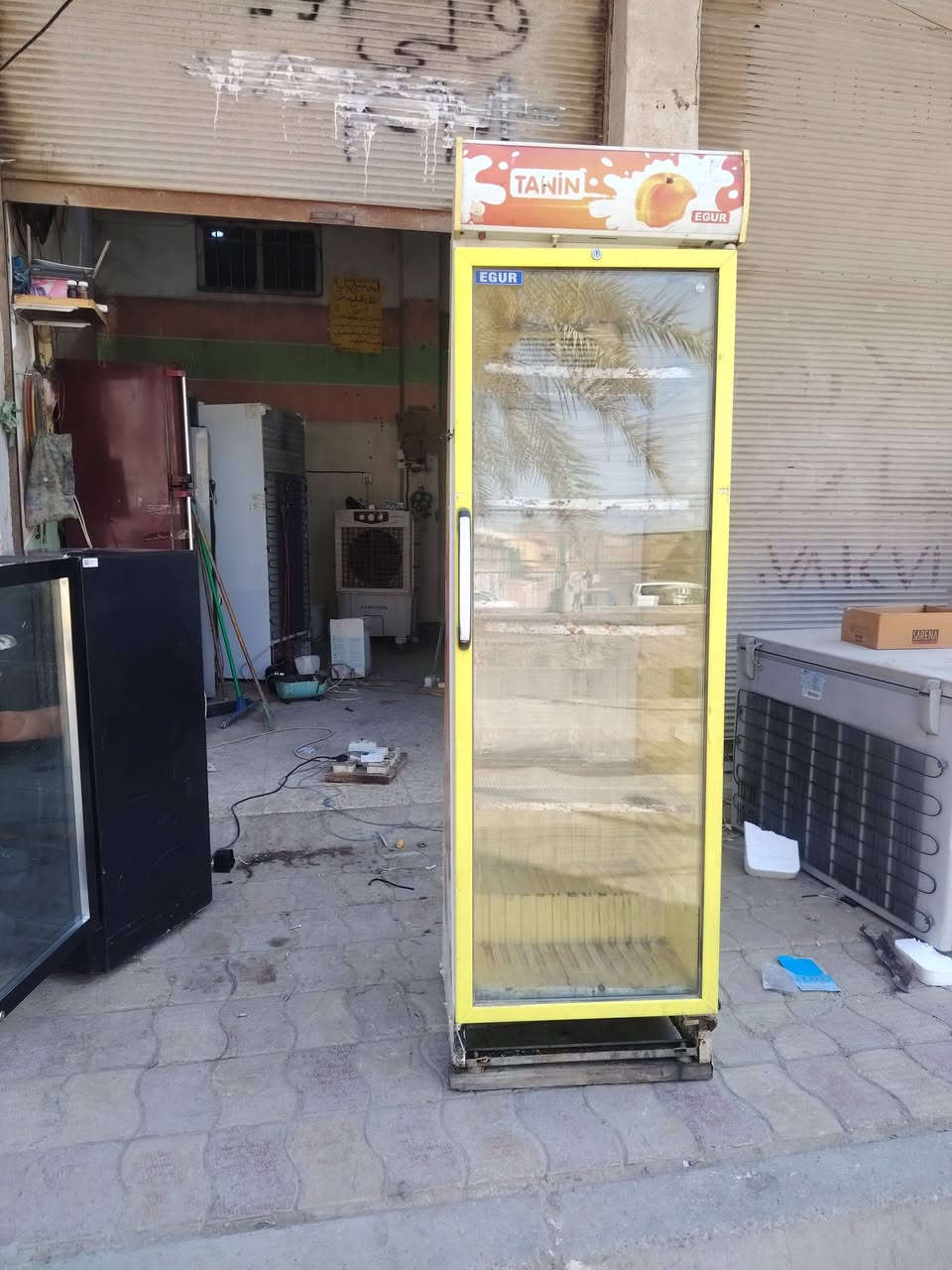 براد مع مجمدة للبيع شرط العمل والتجميد لاستفسار الاتصال ع الارقم***********مع ضمان

