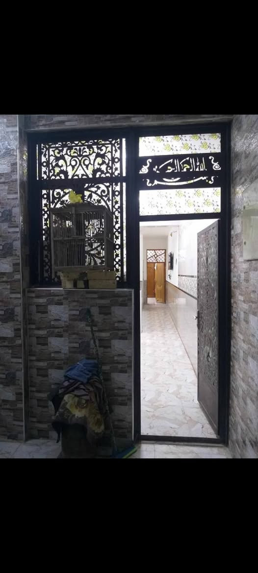 السلام عليكم
بيت للبيع مساحه  108
واجهه 6   ولنزال 18
البيت مدخلين عل مطبخ وعل استقبال
البيت  بناء جديد مو قديم قاط واحد زراعي 
غرفه نوم وحولي وستقبال ومطبخ وصحيات
مكان بغداد الشعب  نهايت شارع الصحه شارع ابو ماهر 
الاتصال ***********
