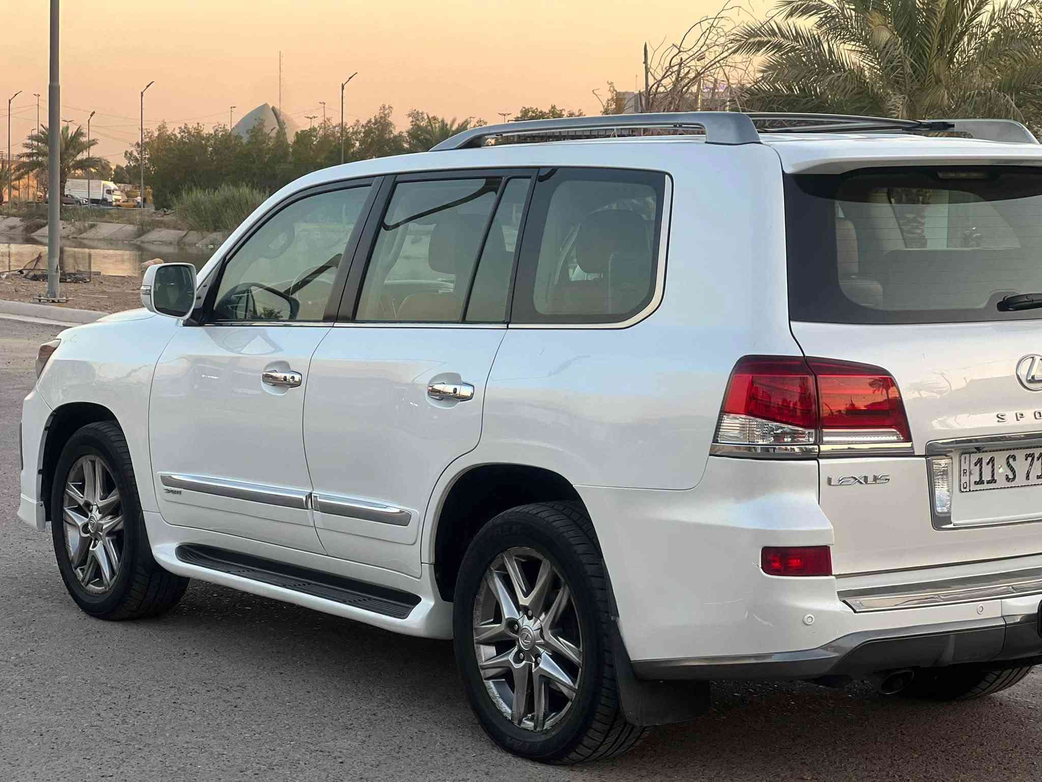 لكزس. LX 570 Sport.  2012 للبيع
المواصفات الأساسية:

2012 الموديل 

الفئة: LX 570 Sport (بريمي)

الممشى 190كم حقيقي

294$.  السعر 💣💣💣

داخلية لوني قرميد 

صفّان من المقاعد

نظام صوت Mark Levinson

الحالة: بيهه صبغ بنيد فقد مكفوله من الدواخل شواصي الغود بدنه شرط كفاله 
كير مكينه مكفولات السياره مابيهه ابد نقص صدر جديد تبريد تايرات السياره احله من الصور 

المحرك والكير بحالة ممتازة ولم يتم فتحهما

لا توجد أي التزامات أو ديون على السيارة

تحويل مباشر

المواصفات:

تشغيل ودخول ذكي (بصمة)

نظام مانع الانزلاق

شاشة معلومات

مقاعد جلد

تدفئة وتبريد للمقاعد

تهوية (شفط) للمقاعد

ذاكرة للمقاعد

ثلاجة

5 كاميرات

حساسات

رادار أمامي

مصابيح زينون

فتحة سقف

باب خلفي كهربائي

مرايا كهربائية

مكيف هواء أوتوماتيكي مزدوج

أوضاع قيادة Eco وSport

العديد من المواصفات الأخرى

رقم الهاتف: ***********
مكان السياره بغداد البلديات
