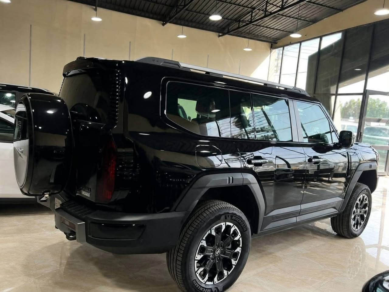 جيتور G700 بريميوم (بلك-إن هايبرد)✅

الموديل : 2027 (مواصفات خليجية )
العداد : صفر كيلو متر
المحرك: 4 أسطونات 2.0L  تيربو 904 حصان حقن مباشر + محركين كهربائية
عزم الدوارن (نيوتن-م) : 1135
ناقل الحركة:  أوتوماتيكي مخصص لنظام الهايبرد 2DHT
نظام الدفع : نظام دفع رباعي -  موتور ثنائي
المدى: بشحنة كهربائية وتعبئة وقود كاملة يصل إلى 1000 كم (WLTP)
سعة البطارية كيلووات/س: 34.13
نظام التعليق : نظام تعليق هوائي (جكات) + تحكم بالارتفاع وتحكم مغناطيسي بقساوة نظام التعليق
نظام تعليق متوازي مزدوج (دبل ويشبون)
عدد الركاب: 6 راكب مع مفاعد مستقلة VIP للصف الثاني
الضمان الأساسي وضمان البطارية: 8 سنوات او 300,000 كم ( ايهما اولاً )
ضمان المحرك: 10 سنوات او 1،000،000 كم (أيهما اولاً / للمالك الأول)

المواصفات :

*فتحة سقف بانوراما قطعتين
*ويل الالمنيوم قياس 20 إنج + ويل احتياطي قياس كامل مع غطاء
*دواسات جانبية كهربائية
*جهاز ونظام تعطير السيارة ب3 عطور
*مساعد الاصطفاف الآلي (اوتوبارك (APA
*مانع تصادم امامي وخلفي
*كاميرات محيطية 540 درجة
*حساسات اصطفاف أمامية و خلفية
*نظام مراقبة النقطة العمياء ونظام المساعدة في تغيير المسار
*شاشة LCD لترفيه المقاعد الخلفية في السقف قياس 17.3 انج
*شاشة عرض ترفيهية قياس 15.6 انج
*شاشة عريضة لمعلومات القيادة 35.4 انج
*شاشة تحكم لمس خلفية بالمكيف قياس 8.8 انج 
*مقصورة الركاب من جلد النابا الطبيعي
*مقاعد امامية وخلفية مبردة
*مقعد السائق والراكب كهربائي مع تدليك (مساج) وذاكرة ووظيفة الترحيب
*مسند لساق الراكب وازرار إضافية للتحكم من الصف الثاني
*مقاعد الصف الثاني تحكم كهربائي + تدليك (مساج) + مسند للساق
*طاولة قابلة للطي خلف مقعد الراكب في الصف الثاني
*مقاعد الصف الثالث قابل للطي كهربائيا
*نظام تكييف ثلاثي المناطق
*إضاءة داخلية محيطية متعددة الألوان
*نظام تسجيل الرحلات DVR
*الصندوق شفط وبالبصمة
*نظام صوتي فاخر ليكسيكون من هارمن 18 سماعة، مضخم صوت 900 واط
*نظام ابل كاربلاي واندرويد اوتو لاسلكي
*شاحن للجوال لاسلكي 50 واط
*نظام أوامر وتحكم صوتي
*قفل/فتح النوافذ والبانوراما بالبصمة
*مصابيح أمامية وخلفية أوتوماتيكية LED مع مصابيح نهارية والتكييف التلقائي مع الضوء القريب والبعيد
*المرايا الجانبية قابلة للطي كهربائياً ومدفئة
*خاصية إغلاق نوافذ وفتحة السقف عن بعد ودخول ذكي (بصمة)
شركة الفرس الأبيض لتجارة السيارات_ بغداد معارض البياع-الشارع المميز -مجاور سونار البياع 📍

☐ 📞 للتواصل :

☎️*********** 
☎️*********** 
☎️***********
☎️***********
