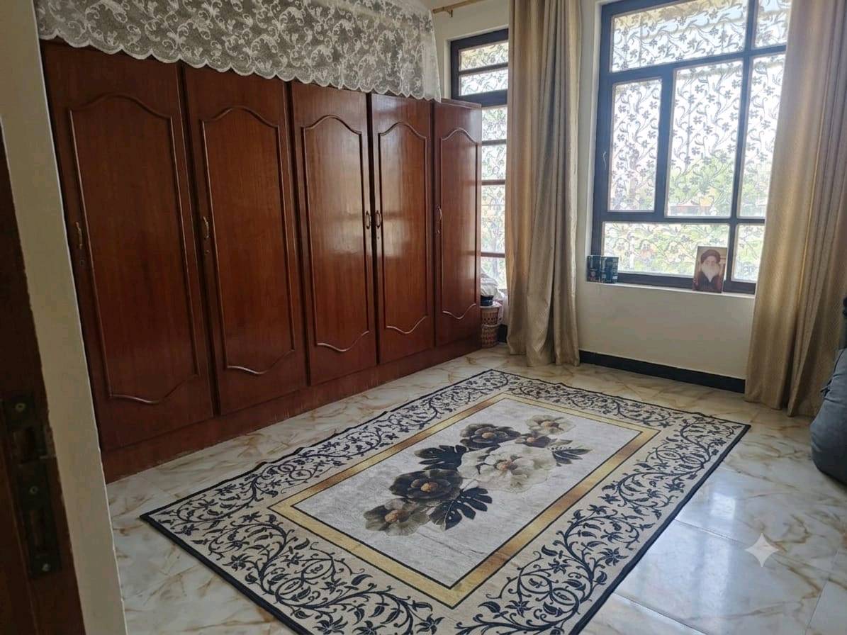 السلام عليكم بيت للبيع المساحة 110 الواجهة10 والنزال11 الطابق الأرضي يتكون من غرفة نوم وصالة واستقبال ومطبخ حار ومطبخ بارد وحمام الطابق الأول يتكون من ٣ غرف وصالة  وحمامات الطابق الثاني يتكون من بيتونه وسطح العنوان بغداد البلديات زراعي ضياء الحلفي مدخل بنزين خانه السعر مناسب جدا جدا *********** راسلني وتساب
