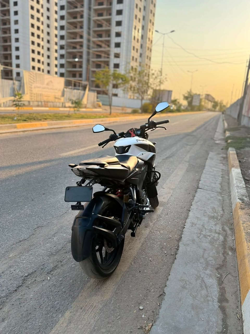 سلام عليكم 
Ns200 للبيع 
الدراجه موديل 2021  
مرقمه وسنويه بأسمي فقط استلام اللوحات ممستلمه 
الدراجه بيهه صوت بلمكينه بس شغاله وتمشي ومتوكفك
مكاني الحرية 
رقمي ***********
السعر مليون و800 وبيهه مجال
