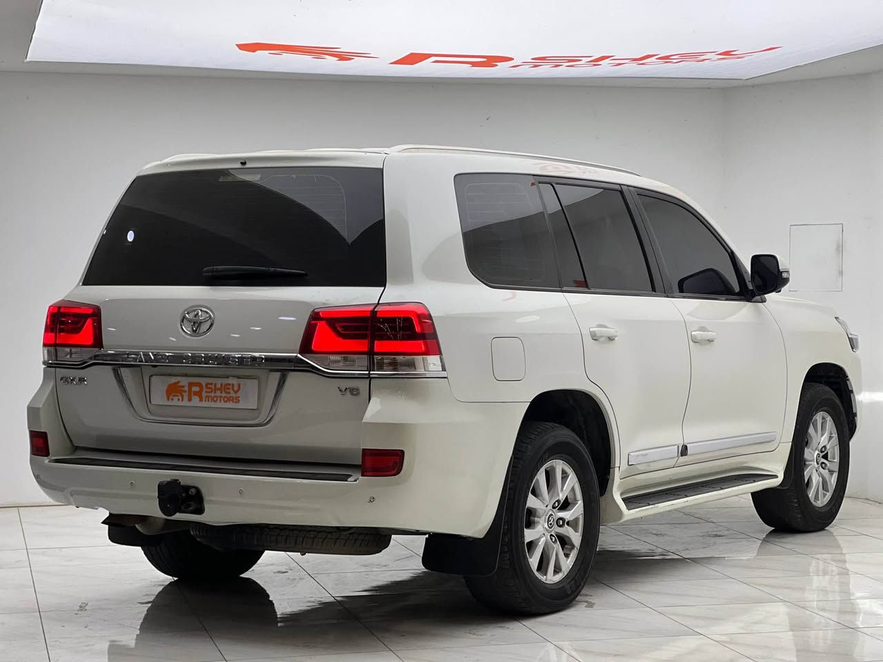 ارخص من هذا السعر لاند كروزر ماتشوف🔥🔥😍😍 
Toyota Land Cruiser 2017
تويوتا لاند كروزر ٢٠١٧
خليجية شركة مهند

مواصفات GX-R
(خمس كاميرات-ثلاجة-کشنات کهربائیة-فتحة سقف-حساسات خلفية-دفع رباعي-تبريد مركزي)

مكينة ٦ سلندر حجم ٤.٠ لتر تنفس طبيعي
ماشية 266,000 كيلومتر و بحالة ممتازة 

السيارة بیها شبر صبغ و مكانين بارد  
السيارة كلش حلوة و نظيفة 

السيارة رقم اربيل الدولي سنوية جديدة و باسمنا
مكفولة من كير و محرك و كهربائيات
 
سعرها بلاااش 😍 (385$) ورقة و بيها مجال بسيط 

مكان السيارة

دهوك -معرض ارشف R-Shev
رقم51 من معارض التيرمينال 

***********
*********** دهوك, العراق
