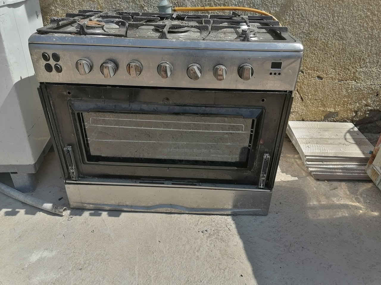 طباخ شغال نضيف كلش للبيع السعر ب 70 مستعجل على بيعته العنوان حله ورديه خارج مقابيل العلوه مخضر رقم ***********
