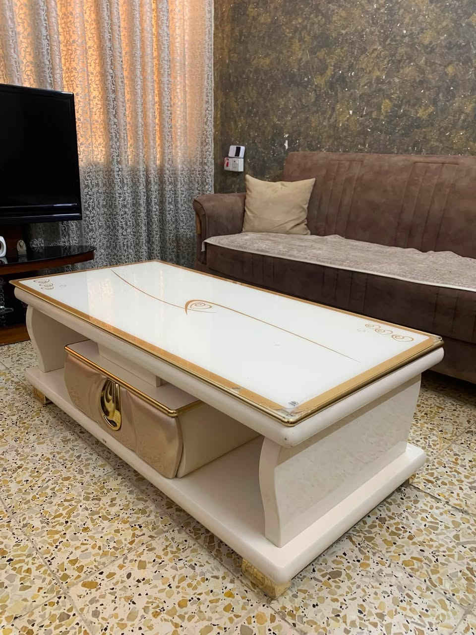 ميز وجهه زجاج يحتوي على رفوف ثنين سعره  70 الف 
مكاني بغداد حي القاهرة 
***********
