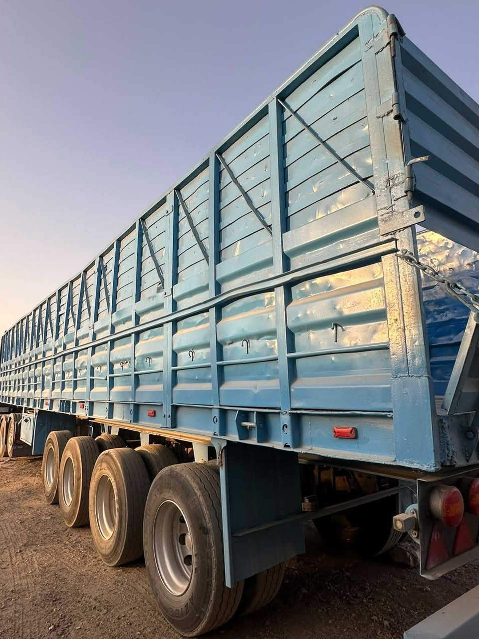 السلام عليكم عربانه حداديه للبيع طول 12 ونص شاصيها 16 اربع دنايكر مربع صيني كهرباء هواء جهازه كبل للشغل مكانه بغداد ابوغريب ***********
