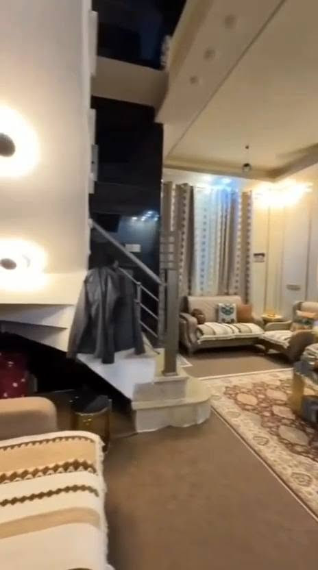 كربلاء_🏠 ٥٠م طابقين داخل الولايه منطقه باب السلالمه قرب الإمام الحسين يبعد ١٠دقائق عن الإمام ..يتكون من♦️ الطابق الأول صاله مع ♨️ مطبخ نظام تركي وصحيات ..♦️ والطابق الثاني غرفتين نوم وصحيات وسطح ..بيت حديث ..طابو زراعي سند ٢٥ إقرار محكمه من المالك مباشرة علما ان صاحب البيت هو نفسه صاحب السند سعر👈 ١٧٥مليون قابل للتفاوض ..للاستفسار مكتب الأوس للعقار ابو سجاد*********** ابو وائل *********** علما ان تفاوض مع صاحب البيت مباشر ..البيت داخل الولايه قريب عل الإمام كربلاء, العراق
