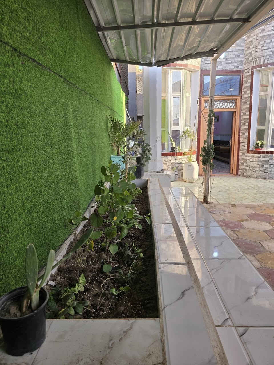🏡 بيت للبيع – قضاء السوير (مركز القضاء)
🔹 بيت طابقين ركن
🔹 مقابل منتزه
🔹 قريب من:
3 مدارس 
ثانوية بنات و
مدرستين ابتدائية
📐 المساحة:
مساحة الأرض: 330 م²
مساحة البناء: 200 م²
🧱 تفاصيل البناء:
🔸 الطابق الأول:
غرفتين نوم
غرفة ماستر كاملة الخدمات (6 * 4 م²)
غرفة ثانية (5 * 4 م²)
استقبال
مجمع صحيات داخلي
مطبخ
براني بمساحة 7×4 م
مجمع صحيات خارجي
🔸 الطابق الثاني:
3 غرف نوم
غرفة ماستر (6 * 4 م²)
غرفة ثانية (5 * 4 م²)
غرفة ثالثة (7 * 4 م)
استقبال
صحيات
سعر البيع 160مجال بسيط
يرهم مراوس بعقار بالسماوة بيت او قطعة
🏪 مميزات إضافية:
محل خارجي مستقل
وللتواصل مع صاحب البيت مباشر الأتصال على الأرقام التالية ..
***********
***********

