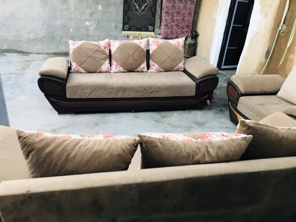 لسلام عليكم للبيع تخم ديوان كلش جديد مابي قطره عيب العنون روناكي السعر ١٤٥بي مجال قليل الشراي يجي خاص ويتدلل او عل رقم يتصل ***********
