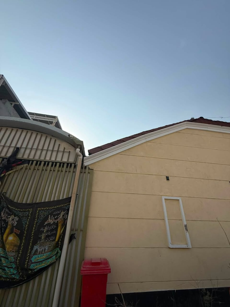 دار سكن للبيع بناء حديث 📍 
المساحه 
200 م. طابقين كامل من كلشي تعال وسكن 

#على شارع تبليط ١٠ متر  
جميع الخدمات متوفرة 
و 
#ثالث بيت عن شارع الرئسي 
#موقع خرافي ماشاءالله 🤩  يحتوي البيت على اربع 4️⃣ #غرف نوم 
#و ديوان 
و #صالتين  و مطبخ 
و صحيات  داخلي و خارجي وكذالك صحيات بل طابق #الثاني 
و كراج سياره واسع و حديقه . العنوان البصره ابي الخصيب شارع الوسطي 
ثالث بيت عن شارع الوسطي 
وقف سني مسجل و كامل اصولي تجي انته و تتئكد بنفسك

#سعر البيت 103 مليون و قابل للتفاوض 
#لتواصل ***********# صادق للاستثمار العقاري
