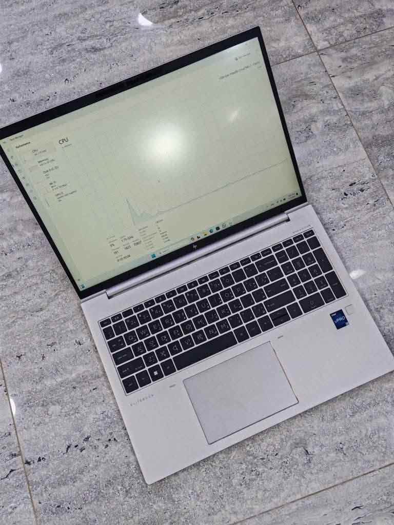 لابتوب HP EliteBook 860 G10
​لابتوب فئة عليا مستعمل بحالة الوكالة (هيكل معدني نحيف جداً)، موجه للمحترفين والمبرمجين ورجال الأعمال والدراسات وغيرها.
.
السعر ثابت 680 الف مع التوصيل المجاني والحقيبة والشاحن الأصلي
. 
​المواصفات الفنية:
​المعالج: Intel Core i7-1365U (الجيل 13) – أداء عالي وموفر للبطارية.
​الشاشة: 16 بوصة (1920×1200) – مريحة للعين ومثالية لتعدد المهام.
​الذاكرة العشوائية (RAM): 8GB DDR5 
​سعة التخزين: 256GB NVMe SSD – سرعة فائقة في نقل البيانات والإقلاع. (قابل للترقية)
​نظام التشغيل: Windows 11 Pro (نسخة أصلية ومفعلة).
. 
​العنوان: مكتب الريادة لأجهزة الحاسوب (بغداد - شارع الصناعة).
​للحجز والاستفسار: مراسلة الصفحة، أو عبر واتساب *********** .
