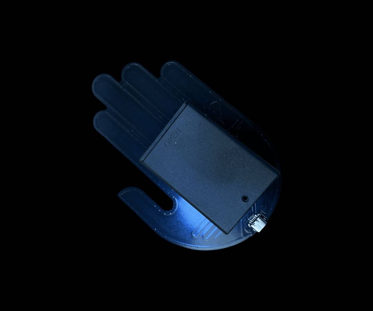 يوجد لدينا توصيل لجميع المحفظات العراق 📦🚖

نشرة إضاءة LED بإشارة اليد للسيارات – Fun Gesture Signal

الاستخدامات

تُستخدم لإرسال إشارات واضحة للسائقين خلفك أثناء القيادة، مثل: قف – انتبه – تهدئة – شكرًا وغيرها.

مناسبة للدراجات، السكوترات، والسيارات، لإضافة عنصر أمان ووضوح في الطرق المزدحمة.

فعّالة جدًا أثناء القيادة الليلية أو الأجواء الضبابية لزيادة الرؤية والتنبيه.

يمكن استخدامها كزينة أو إضاءة خلفية تفاعلية تضيف مظهرًا مميزًا للمركبة.

المميزات

تصميم على شكل كف LED مزود بعدد كبير من اللمبات ذات الإضاءة العالية والواضحة.

تحكم كامل عبر ريموت يمكنك من تغيير الإشارات المعروضة بضغطة زر.

مدى ريموت يصل حتى 25 مترًا للتحكم السهل أثناء القيادة.

عدة أوضاع للإشارة(رفع اليد – قف – تنبيه – تموج ضوئي…).

إضاءة قوية Super Bright LED مع استهلاك منخفض جدًا للطاقة.

يعمل بالبطاريات(3 بطاريات AA) بدون أسلاك معقدة.

لاصقات خلفية قوية لتثبيت النشرة بسهولة على زجاج السيارة أو أي سطح أملس.

منفذ Micro USB للصيانة.

هيكل بلاستيكي قوي مقاوم للكسر والخدش.

مناسب لجميع المركبات ولا يحتاج أي تجهيزات كهربائية.

أبعاد الغلاف: 11 × 3 × 17 سم.

محتويات الصندوق

لوحة LED على شكل كف.

جهاز التحكم (الريموت).

3 لاصقات للتثبيت.

غطاء بطارية خلفي.

دليل الاستخدام.

الملاحظات

يعمل على 3 بطاريات AA (غير مرفقة).

يفضّل تنظيف السطح قبل التثبيت للحصول على أفضل تماسك.

لا تُلصق اللوحة على الأسطح شديدة البرودة كما ذُكر في دليل التشغيل.
