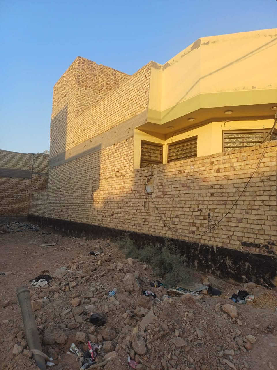بيت 100 متر 5×20 كونكريت مسلح مطلوب أسكان 20 مليون التسديد الشهري 126 الف بحي الزيتون شارع 20 ثاني شارع ع اليسار كافة الخدمات متوفره طابقين غرفتين نوم استقبال صاله مطبخ  صحيات خارجيه وداخليه 
للاستفسار 
***********
*********** يوجد واتساب
