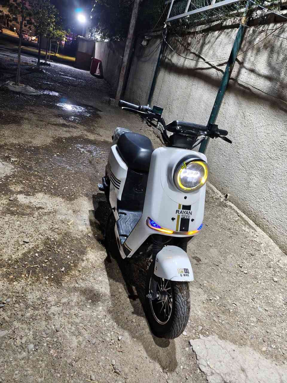السلام عليكم عندي درجة شحن للبيع R900 مكان بغداد بطارية جدبد ٥ السعر 350 شراي تصل رقم ***********
