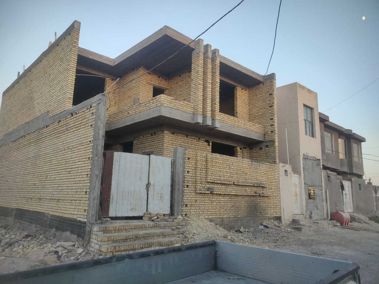 بيت للبيع بالجربوعية الرابعة خلف مجمع البيرق3 شارع البايب بيت قريب على شارع30 تقاطع عبدالعباس البيت 200 يتكون من 4غرف 3حمامات مطبخ حار وبارد براني تهويات وحسب ما موضح والفيديو  سنة البناء 2026 شهر 6 السعر خاص للبيع او مراوس بيت مطلوب اسكان عادي وملاحظة البيت اوراقه جاهز للتقديم على فرض الاسكان  الاتصال على صاحب الدار ***********
