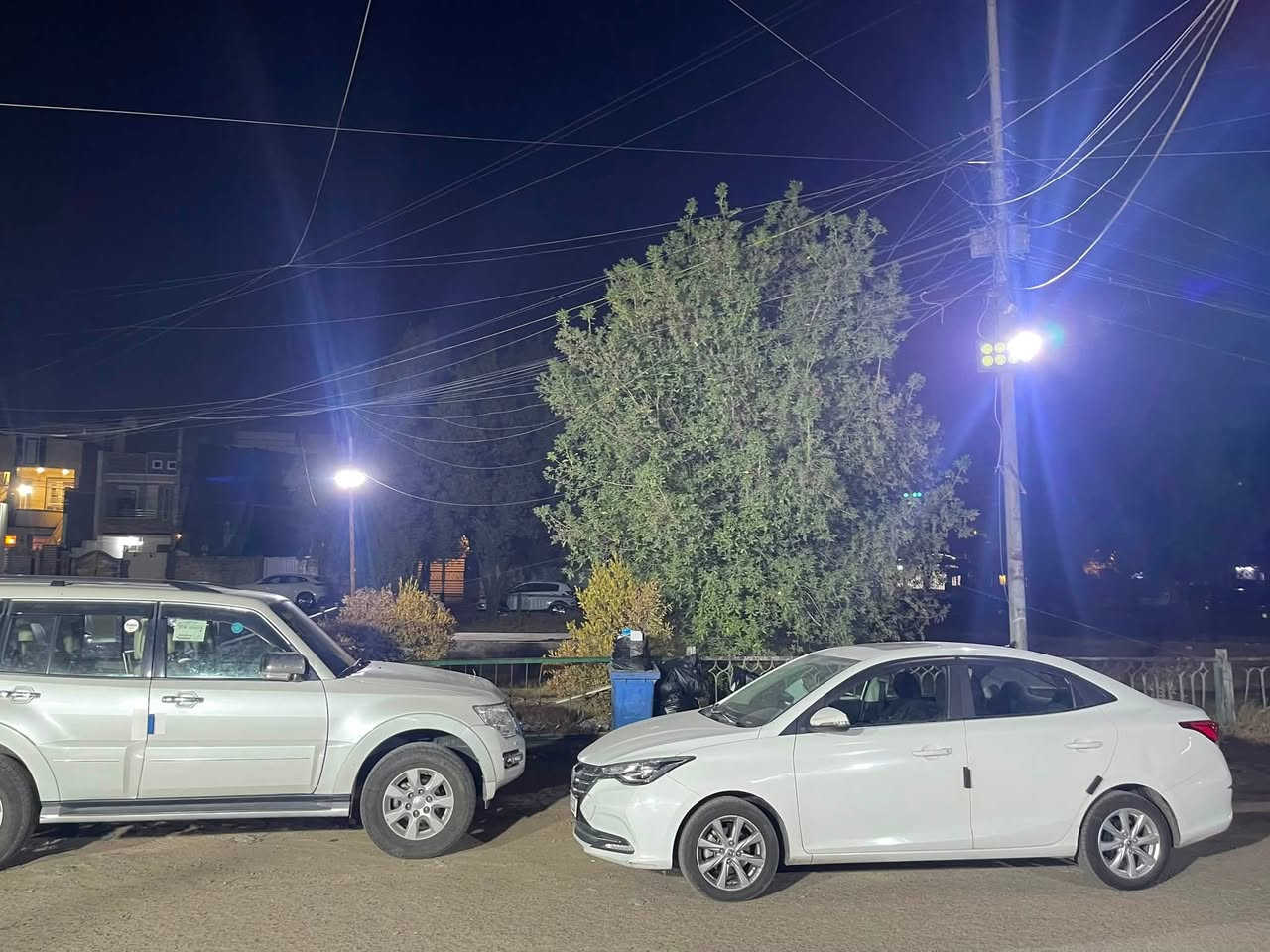 مشتمل ارضي للإيجار طابق ونص المساحه 200 متر يحتوي على استقبال ومطبخ حار وبارد بالوجهه وهول وغرفة نوم وخدمات ومنور وغرفة نوم بالطابق الثاني الموقع شارع فلسطين المستنصريه محله 504 مقابل الحديقه قرب مستشفى العالمي يؤجر عائله او مخزن او شركة او مذخر للاتصال *********** او *********** شركة الخيمه للعقار

