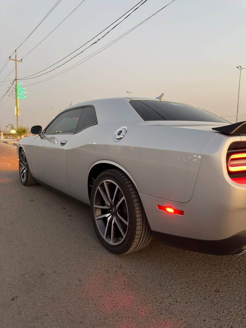 السلام عليكم  للبيع : دوج تشالنجر 2023 GT النداء لأخير 

* الحادث :جاملغ و بنيد .V6

المواصفات :

* تحكمات ستيرن

* شفتات ستيرن

* حساسات خلفية

* شاشة كبيرة تدعم Apple CarPlay & Android Auto

* كاميرا خلفية

* كشنات جلد + كهرباء

* نظام قيادة رياضي (Sport Mode)

* ويل كب حجم 20

* تبريد قطعتين ثلج ما شاء الله

* مواصفات GT المعروفه

* ماشية :15 ألف فقط

رقم.بصره مكان سياره (ابي الخصيب )

السعر 195 ورقه 
رقم الهاتف ***********
