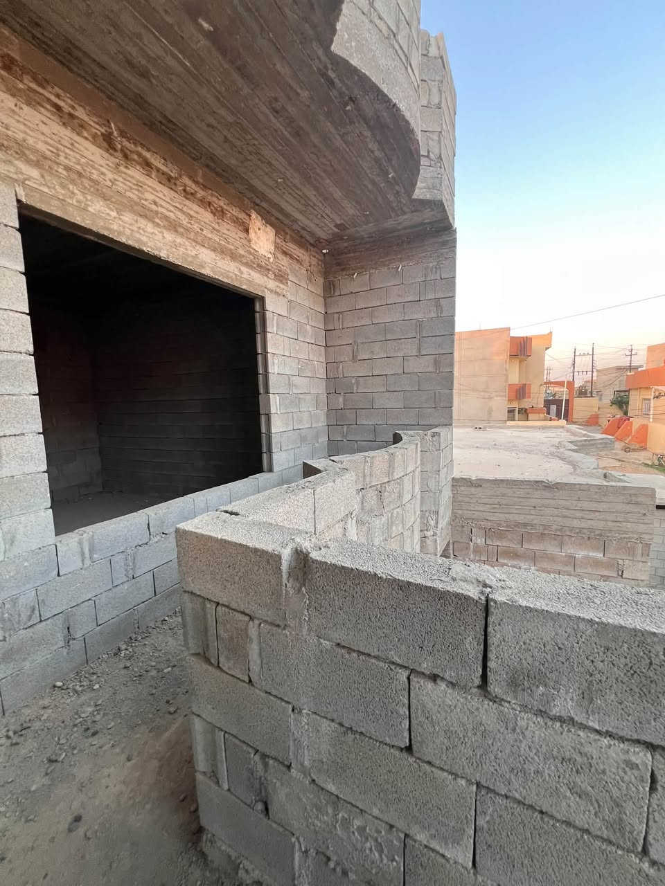 هيكل للبيع في حي القوسيات
خلف معمل 🏭 غاز التوفيق 

ملاسق جمعيه الزراعه. 

المساحه. 200. م 

طابقين بناء 🔨 حديث 

يتكون من أربع غرف نوم 🛌.  هولين استقبال مشتملات داخل خارج 

اتجاه شروق. 🌅 
مكان مرتفع 

سند  ملك بستان زراعي نموذج 25 حق التصرف سند ابيضّ 

من الشرعي مباشر   وصل بلديه. 

خدمات ماء 💦 كهرباء ⚡️ التبليط قريب من جمعيه الزراعه 

السعر 55 مليون بي مجال. 

الاستفسار بل الأرقام. 

***********
***********
