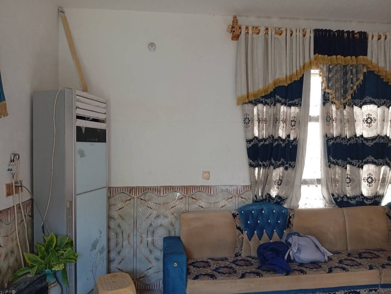 سلام عليكم بيت للبيع طابو زراعي مرقم بلدية شارع 15 ركن بناء  درجة اولى طابوك أساس والسكف صب مسلح بي غرفتين وصاله ومطبخ وستقبال وتخاريج المساحة 200 متر  وبي محلات ثنين مئجرات مكانه مقابل قريت الغدير عمود 270 السعر 80 استفسار اكثر ***********@
