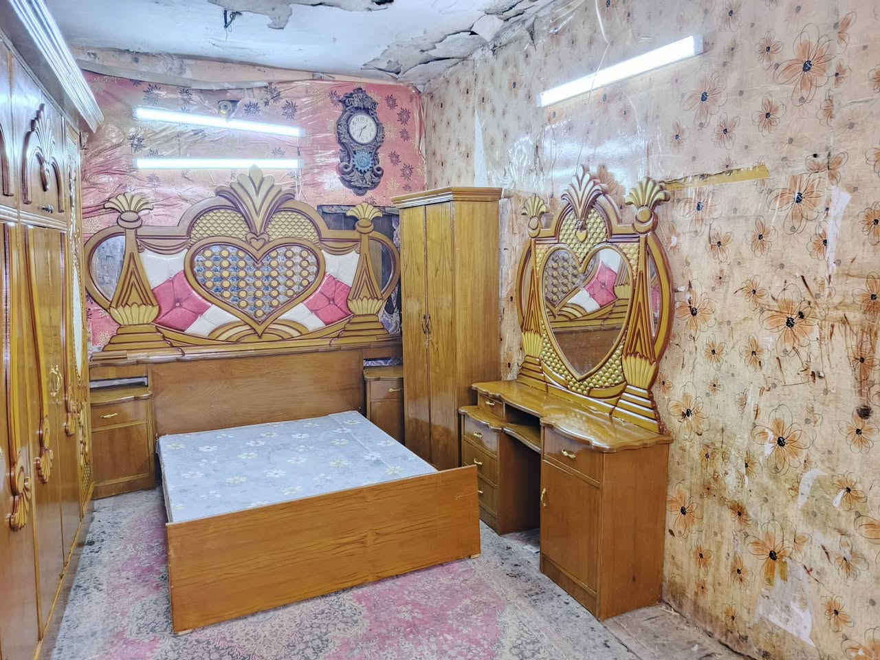 غرفه اخشاب ست ابواب ملحق للبيع ***********السعر 650صاج  الضهر جرجوبه الزاويه كنتوريه موديل حديث العنوان بغداد وكو توصيل متواجد وتساب
