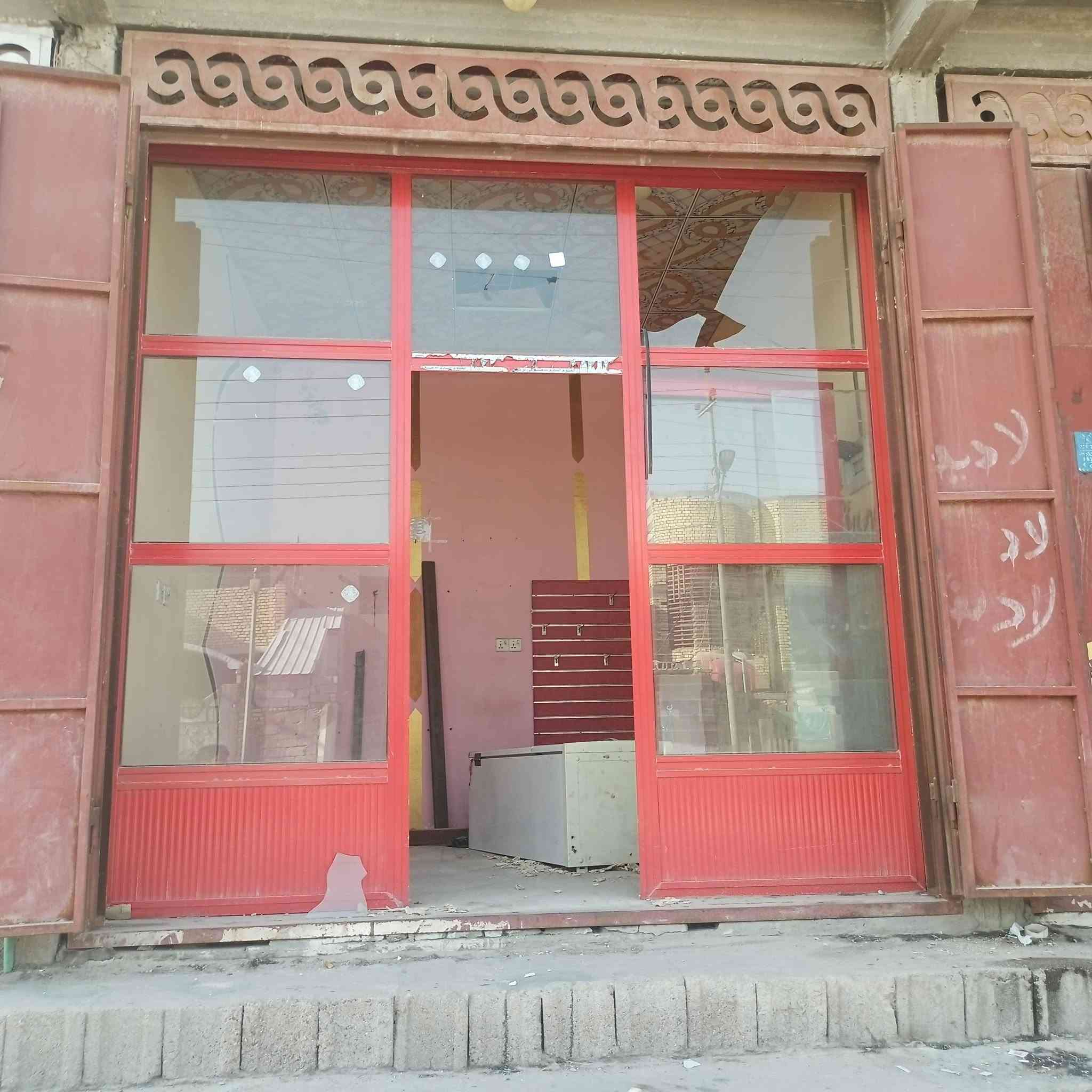 جان خان عرض 3 متر وارتفاع3 متر سعره 350 عنوانه بصره حي الشرطه شارع القائد قرب مجمع سبع سنابل ***********
