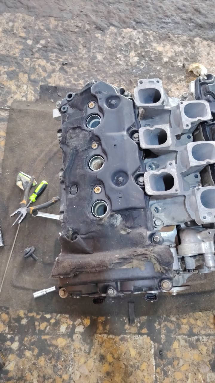 🚘⚙️ تبديل محرك جديد لسوزوكي XL-7 ⚙️🚘

تم بحمد الله إنجاز عملية تبديل محرك جديد لسوزوكي XL-7، مع إجراء صيانة وتجهيز شامل قبل التركيب لضمان أفضل أداء واعتمادية للمحرك.

🔧 تفاصيل العمل:

🔹 غسل وتنظيف المحرك الجديد بالكامل من الداخل والخارج، وإزالة جميع الترسبات والأوساخ.

🔹 استبدال جميع الجبن والواشرات  حسب طلب الزبون، لضمان عدم حدوث أي تسريب مستقبلاً.

🔹 استبدال أذنين الگير الدائريات بقطع جديدة.

🔹 استبدال دجات  وقواعد المحرك الجانبية، لضمان ثبات المحرك والتخلص من الاهتزازات.

🔹 تجديد ظفيرة المحرك بالكامل بسبب حالتها المتهالكة جداً، مع استبدال الفيش التالفة وإعادة ترتيب وعزل الأسلاك بصورة فنية وآمنة.

🔹 رفع ومعالجة جميع الجطلات والمشاكل الموجودة قبل تركيب المحرك.

🔹 فك إنجكترات الوقود وغسلها بجهاز الموجات فوق الصوتية، مع فحص الرش والمعايرة والتأكد من تساوي أداء جميع النوزلات.

🔹 إعادة ربط وتنظيم منظومة المراوح والتأكد من عملها بصورة صحيحة.

🔹 غسل حوض السيارة وحجرة المحرك بالكامل بواسطة البخار المضغوط، وإزالة الزيوت والأوساخ المتراكمة قبل تنزيل المحرك الجديد.

🔹 تركيب المحرك وإعادة ربط جميع المنظومات والظفيرة والأنابيب، مع فحص الزيوت والسوائل وإجراء الفحص النهائي بالكمبيوتر.

🔥 والنتيجة: تشغيل المحرك من أول نَگرة سلف، بصوت هادئ وأداء ممتاز والحمد لله.

━━━━━━━━━━━━━━

🔧 ورشة أنور سوزوكي وإكونوكس

📍 العنوان: كربلاء – الحي الصناعي – البلوك الثاني – شارع السايدين (سايد الدخول)

📞 ***********
📞 ***********

⭕ ورشة أنور – خبرة، دقة وضمان بالعمل
