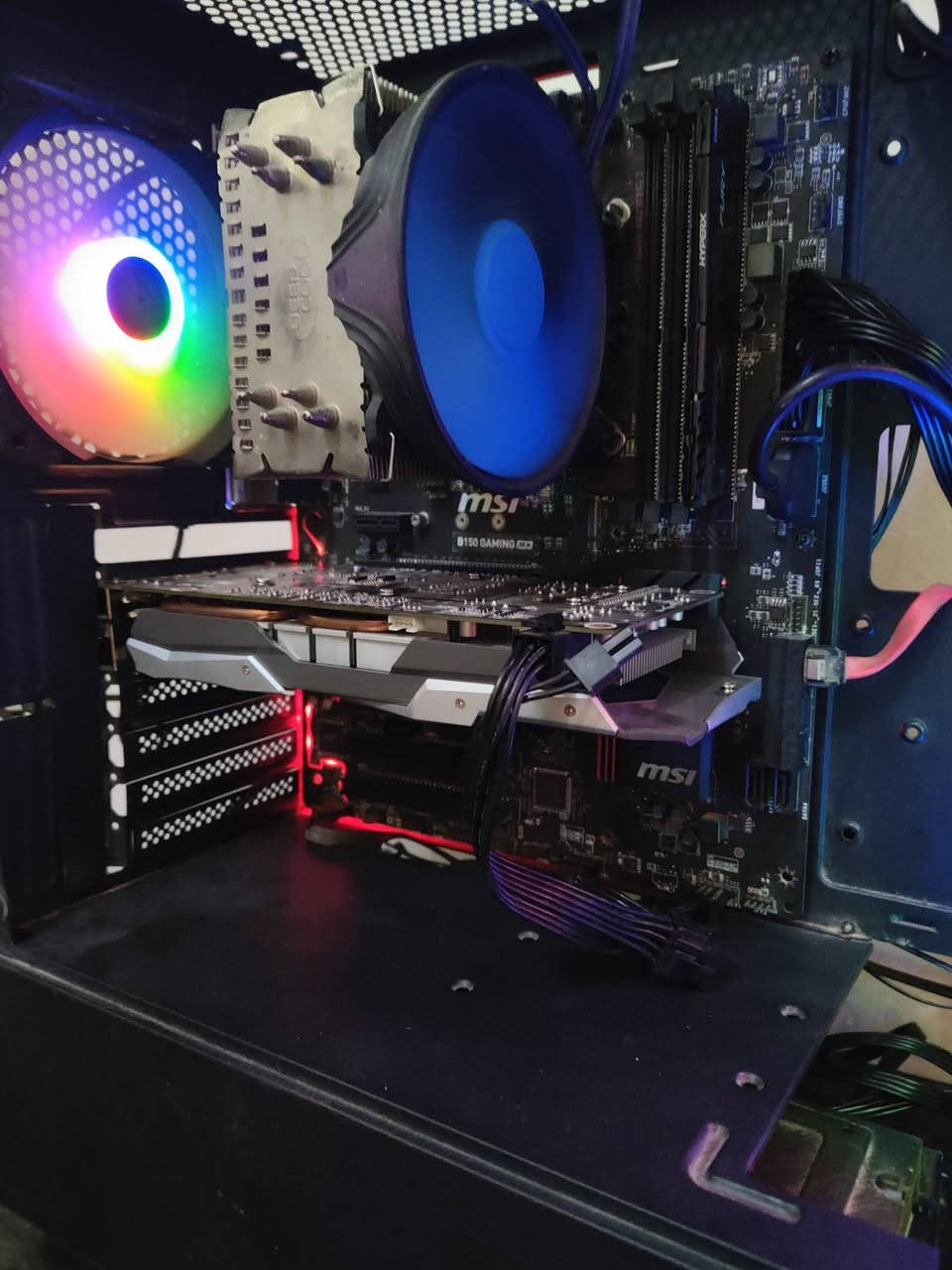السلام عليكم pc لبيع السعر 450
المعالج i5 6500

البورد B150 gaming m3

الكرت GTX 1060

الرام هابير إكس 16GB DDR4

التخزين ssd 128+Hdd500

البور من MAS 650w

الكيس 4 fan RGB
