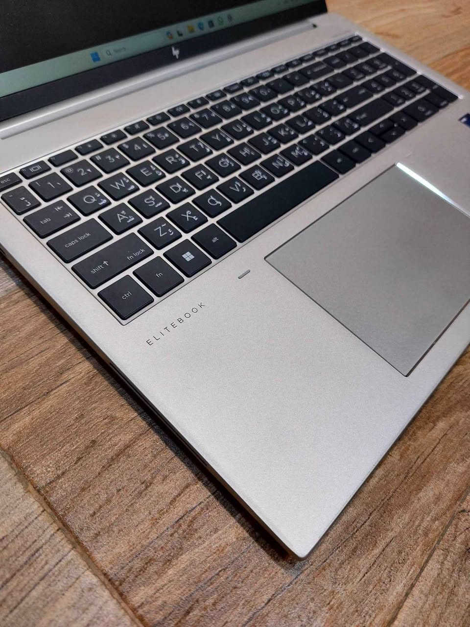 💻  لاب توب من  الفئة الفاخرة 
  HP EliteBook 860 Ci7 13th
 بمقاس شاشة 16 بوصة، الجهاز مستخدم بنظافة عالية جدا سوبر سلم غلاف معدني نيكل 
.
 السعر ثابت 680  الف دينار عراقي مع التوصيل المجاني والحقيبة والشاحن الأصلي 
.
المعالج Intel Core i7 من الجيل الثالث عشر الخارق، وسرعة نقل البيانات الفائقة بفضل هارد الـ NVMe، مما يجعله الخيار الأول والذكي لرجال الأعمال، المبرمجين، والمحترفين لإنجاز المهام الثقيلة بكل سلاسة وأمان.
📊 المواصفات الفنية الفائقة:

* الموديل: HP EliteBook 860 16 inch G10 Notebook PC
* المعالج: Intel® Core™ i7-1365U (الجيل 13 الأحدث - أداء جبار واستهلاك ذكي وموفر للبطارية)
* الهارد: 256GB NVMe SSD (سرعة إقلاع فائقة ونقل بيانات بلحظات)
* الذاكرة (الرام): 8GB DDR5 (تمنحك سلاسة عالية وقابلة للترقية مستقبلاً)
* الشاشة: 16 بوصة بدقة عالية (مريحة جداً للعين، مثالية لتعدد المهام والمستندات الضخمة) 1920*1200
* نظام التشغيل: Windows 11 Pro الأصلي (مفعل بالكامل بأعلى مستويات الحماية للأعمال)
* الحالة: مستخدم نظيف جداً وفوق الممتاز (بحالة الوكالة).

✨ لماذا تختار فئة EliteBook؟
تعتبر فئة EliteBook هي السلسلة الاحترافية العليا (Business Class) من شركة HP، وتتميز بهيكل معدني متين وخفيف الوزن، وتصميم أنيق جداً يعكس الفخامة والعملية في وقت واحد.
. 
📱 للتواصل والاستفسار :
يرجى إرسال رسالة خاصة أو الاتصال على الرقم: *********** واتساب / محمد الزهيري دهل اوران, واسط
