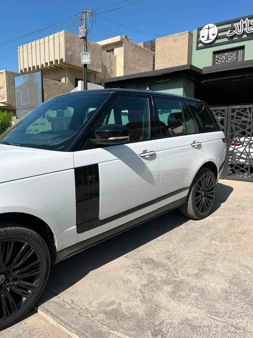 السلام عليكم رانج روفر للبيع موديل ٢٠١٩ فول مواصفات اوتوباغرافي السيارة نظيفة وجديدة وما بيه شخط 
كلين تايتل السعر ٣٧٥ ورقة 
مموجود بس اتصال على الرقم *********** السيارة نظيفة ومرتبة وتعجب الجناي والبيع شراي ليجيني فدوة لعينة مكان السيارة بغداد اليرموك
