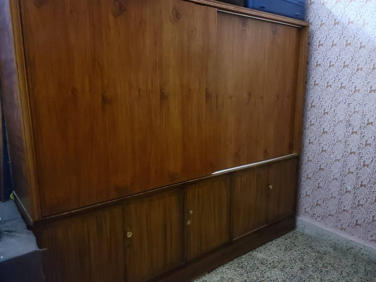 السلام عليكم موكلفه بنشر
عندي هاية البوفية اخذتها جديدة صارت علية ب475 الف 
وهسة اريد اتحول لغير بيت وابيعها 
بعدها جديدة ونظيفة بيها 5 لوكرات وبابين سلايت كلش اكبار 
رايدتها ب350 وبيها مجال بسيط
