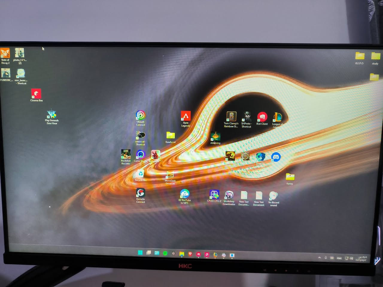 24
165hz
Va
1ms
بيها مشكلة اذا الهرتزية تصعد فوك ال ٦٠ تصير مشاكل بالصورة وخربطة وتطلع الوان 
اما ال ٥٠ هرتز او ٦٠ طبيعية
تكدر تستعملها شاشة ثانوية او تصلحها مااعرف شنو الخلل مالتها ماوديتها لمصلح ابيعها على وضعها
مكاني بغداد الغزالية مامتوفر توصيل تجيني للبيت تفحص على راحتك وتاخذها 
موجود الستاند مالتها بس حاليا مركبها على حامل شاشة 
***********
