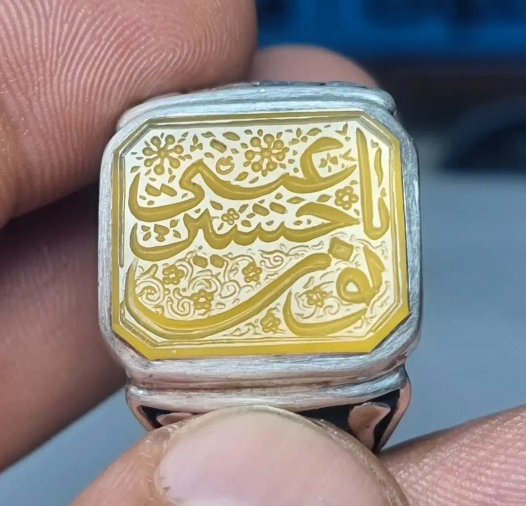 عقيق يماني  اصفر  مخطوط خط يدوي المبدع الأستاذ السيد علي ابو غربان 
                     🍋نور عيني يا حسين 🍋
بصياغه يدويه ثقيله للبيع مكاني بغداد يوجد توصيل إلى جميع المحافظات للبيع فقط فقط أحبتي الغوالي ما اراوس بس ابيع 
***********
