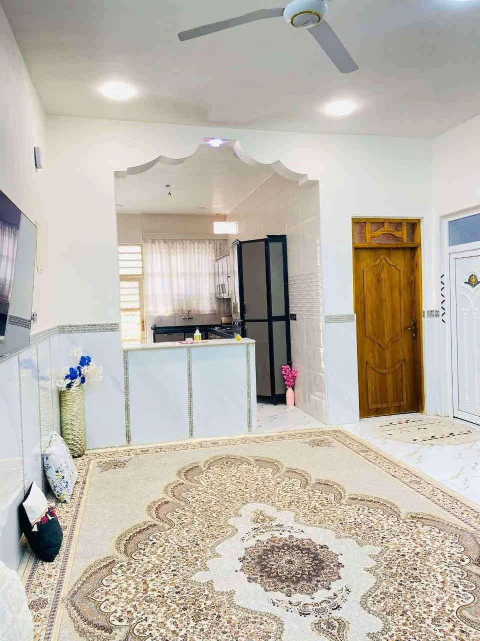 السلام عليكم دار للبيع ، مساحة ١٤٠ واجهه ٧ ، نزال ٢٠ طابق ونصف  الطابق الاول يحتوي على غرفة نوم + صالة +استقبال + مناور عدد ٢ + مجموعه صحية + كراج سيارة  الطابق الثاني يتكون من غرفة نوم + صالة  كونكريت بناء ٢٠٢٥  العنوان مغربة ، شارع فرن تاج الدين   بصف الركن ع شارع ٢٠  فارغ مبيه الي يشتري راسا يسكن بيه السعر : ١٥٩ وبيه مجال  ***********

