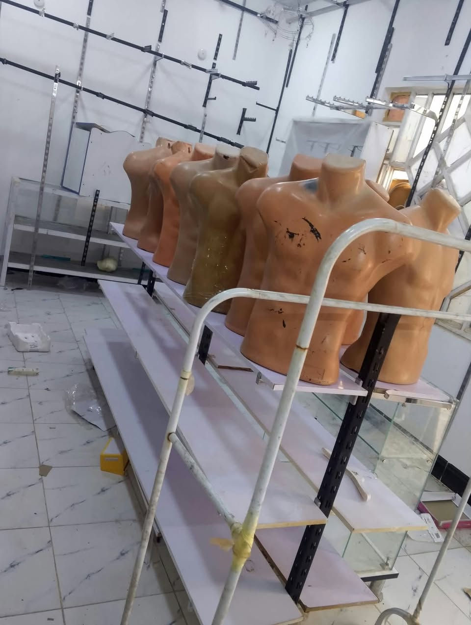رفوف • فاترينات ٣ • مليكانه ٣٠