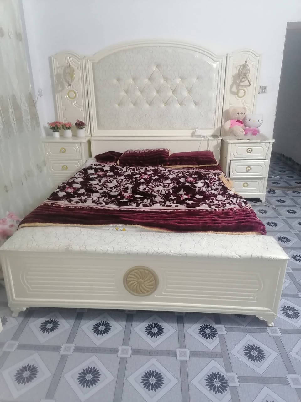غرفة جديدة للعرسان السعر خاص
الغرفة اصلا ما مستخدمة اقل الشهر .... 1,600 وبيها مجال
‏‪***********‬‏
