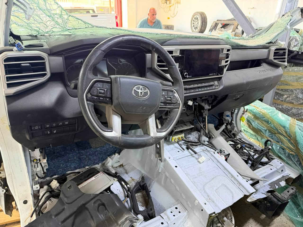 تم وصول سيارة كامل 
تويوتا تندرا sr5 لون ابيض 
جميع غراضها متوفر 
عنوان اربيل صناعة شمالية كراج مرحبا
📞 ***********
