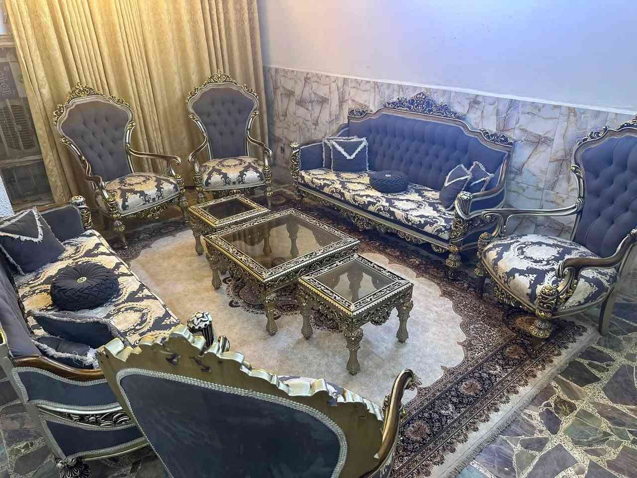 تخم ملكي خشب زان عشر مقاعد مع سيت طبلات السعر ٩٠٠ بي مجال بسيط مكانه المنصور ***********
