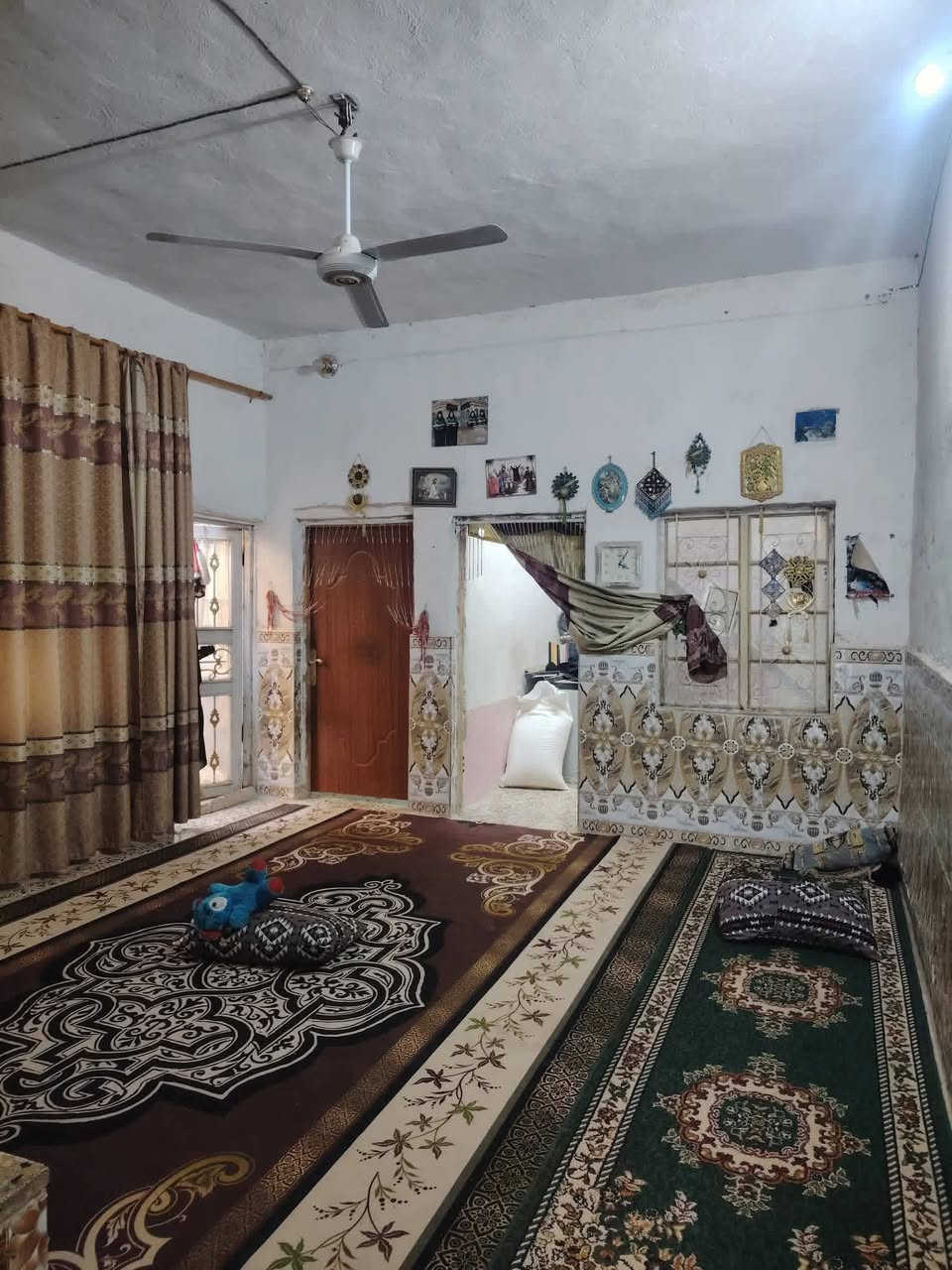 بيت للبيع 120 متر حي الثورة 
يحتوي على استقبال 3*6.5 وصاله 5*5 وغرفتين 3*5 ومطبخ 2.5*4 وتخاريج داخليه و خارجيه السعر 125 الاستفسار ***********

