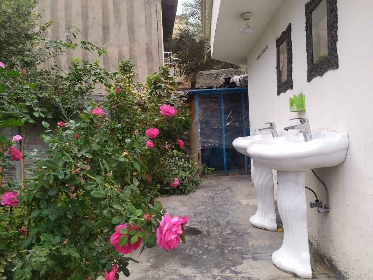 ارض مساحه ١٠٠٠م طابو زراعي سند ٢٥  مشيد عليها ثلاث دور بناء درجه اولى (دارين) صب كونكريت بناء سنة ٢٠٢٥/٢٠٢٤ والدار الثالث بناء جهاز (سندويج بنل)  قرب  المحكمه. الجديده ومطاعم الجمجمه  يقع سنترعلى الشارع العام المؤدي إلى المنتجع السياحي لمدينة بابل الاثريه
  مضيف ٤.٥ م × ١٥ م 
استقبال ٤ م × ١٤م 
غرفة نوم  عدد ٣
 مطبخ كبير  حار   بارد 
مجمع صحيات عدد٢
 حديقه  اماميه  كبيره تحتوي على أشجار حمضيات وفسائل نخيل مكتومي وبربن
 كراج ٢٥ م ×٤ م 
 طارمه ١٥ م×٨ م
 الدار مجهز  منظومة كاميرات مراقبه + تلفون ارضي داخلي 

الطابق الثانى مصمم كخارطه مجهزه بالمجاري والماء والكهرباء  للأستفسار الاتصال على تلفون مالك الدار   ***********
