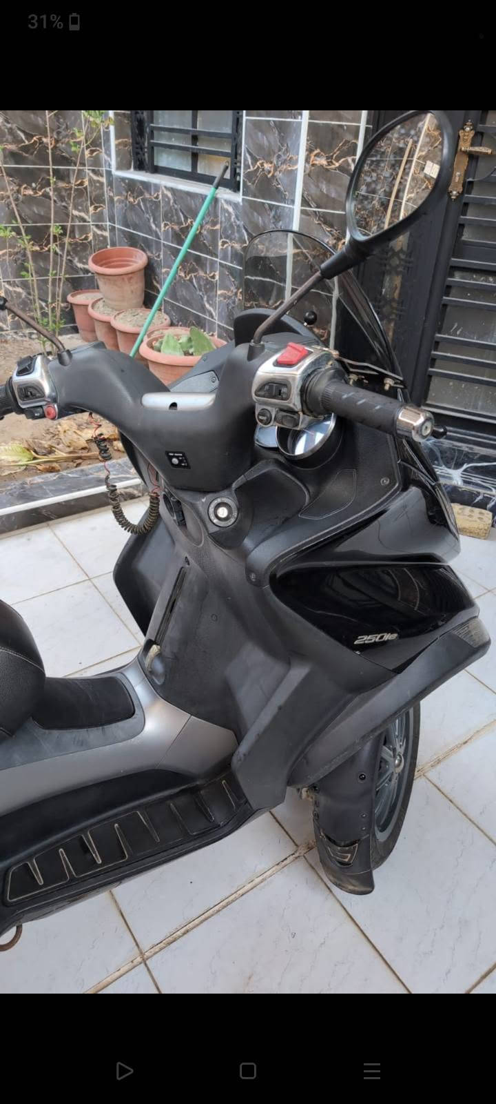 دراجة للبيع  250cc Piaggio Mp3 ماركة عالمية 20 حصان أنجكشن تبريد ماء   المنشاء أيطاليا المديل 2010  الدراجة نظيفة جدا  مال بيت المواد المصنعة متينة جدا وتطول لسنين عدة  أقتصادية بلبانزين كل 3 لتر 100 كم تقريبا ثلاث عجلات ثبات عالي جدا حتى أثناء المطر  ثبات عند التوقف الحر ASR و ABS مانع الأنزلاق تدفئة في قبظات الستيرن عند القيادة شتائا وفي الأماكن الباردة مريح في السفر  يصلح للسفر لمسافان طويلة جدا دسك أمامي مزدوج دسك خلفي جنطة كبيرة تسع لخوذتين  السعر 35 ورقة بيهة مجال للأستفسار هاتف و واتساب ***********
